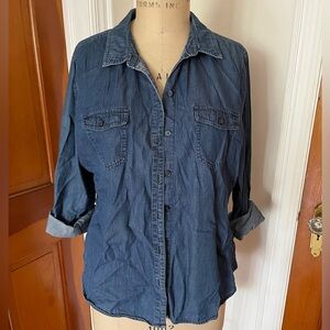 Old Navy Women’s Denim Shirt in Size XL